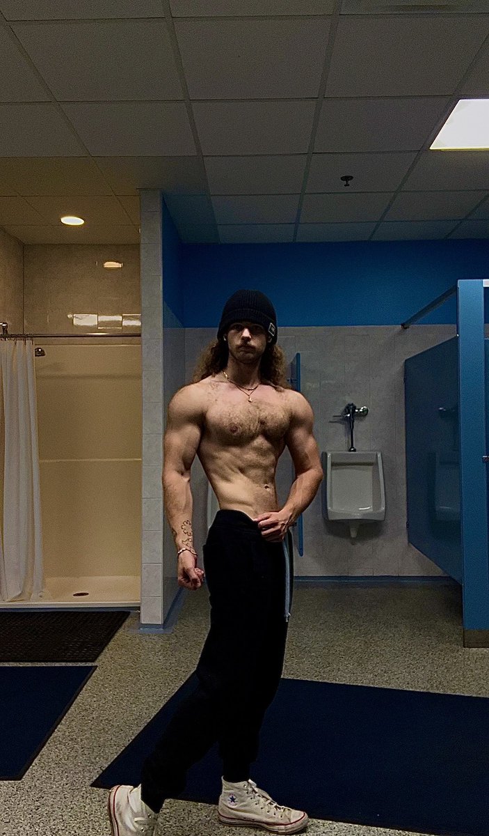 _N3XON_'s tweet photo. Haven’t posted a gym pic in a minute so here’s how I’m lookin, going for 305 on bench this year too wish me luck https://t.co/ACoHAb925l