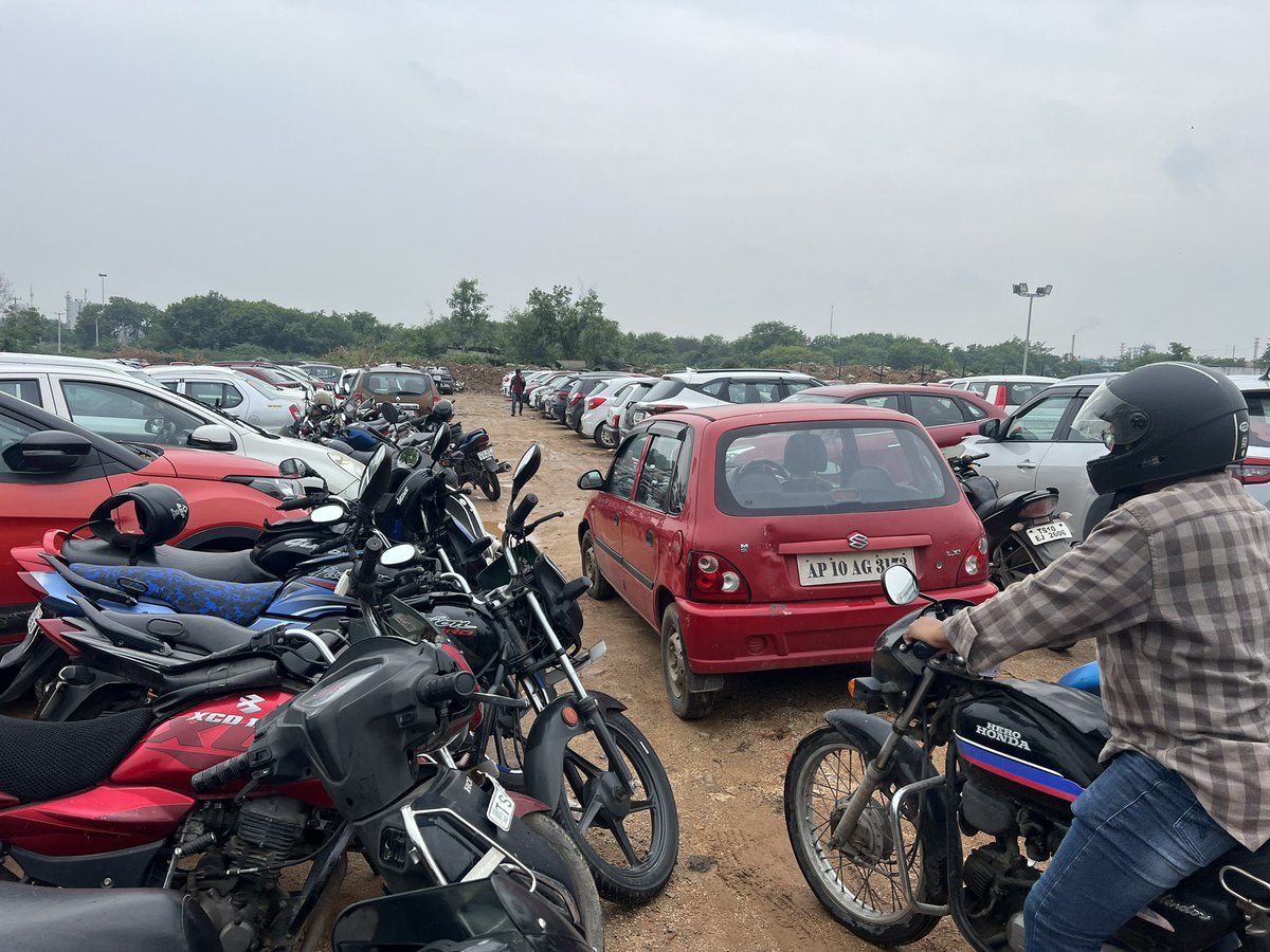 YESiamMITHUN's tweet photo. @md_hmrl @GadwalvijayaTRS @DonitaJose @XpressHyderabad @NtvTeluguLive @TV9Telugu @V6News please look at Parking in Nagole Metro Station,Public is facing lot of difficulty daily. The security at the parking is unable to allocate the space for 2wheelers and 4 wheelers pls help us https://t.co/iUCUfLfBZ4
