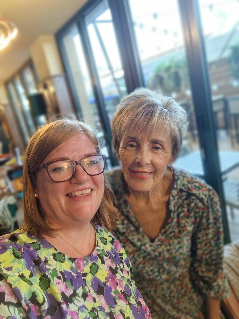 KerrSusanak120's tweet photo. Lovely meeting Shirley before tonight's NTAs   #gogglebox #ntas2023 #theo2 https://t.co/RJYWw6I29X