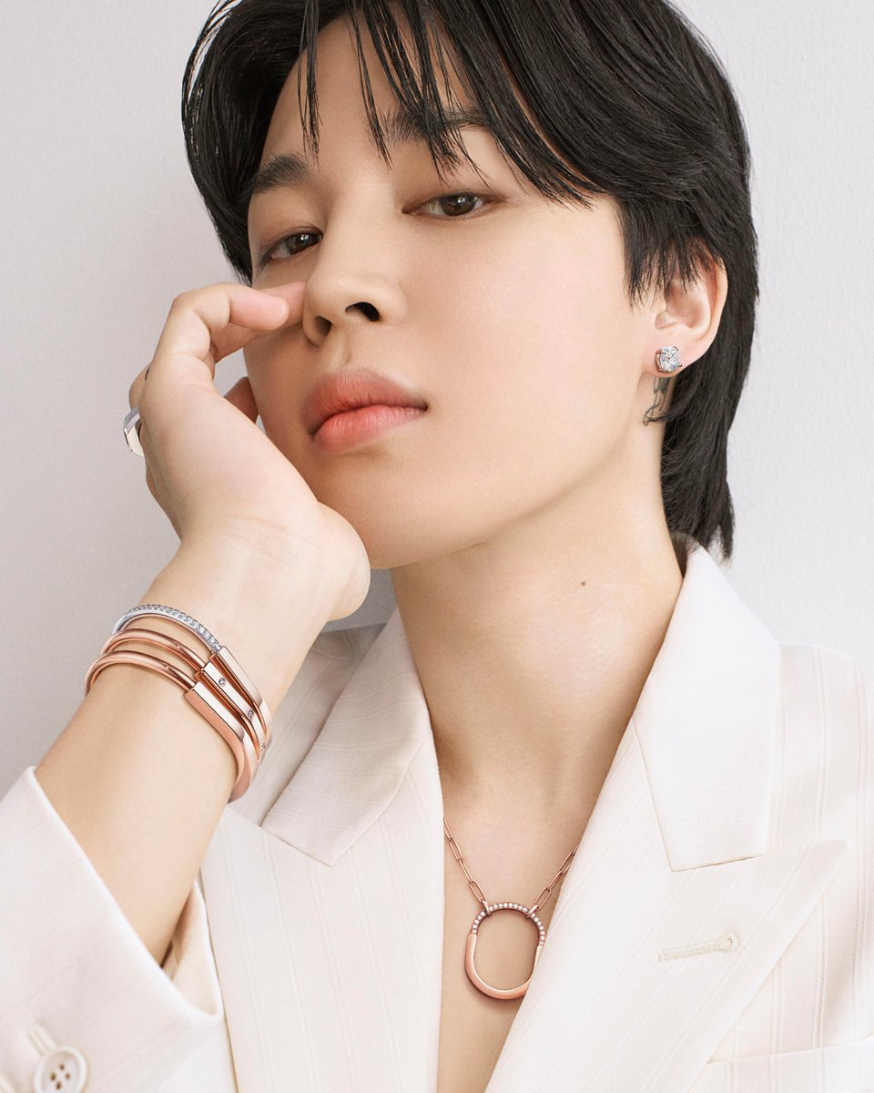 TiffanyAndCo's tweet photo. A recognizable House signature since the 1880s, the padlock is powerfully reimagined in #TiffanyLock as an emblem of lasting connection. A celebration of the bonds we share, the collection is designed to be worn by all, as seen on #Jimin of BTS. More: https://t.co/zqooP6mA5e https://t.co/fl0Esj0WL0