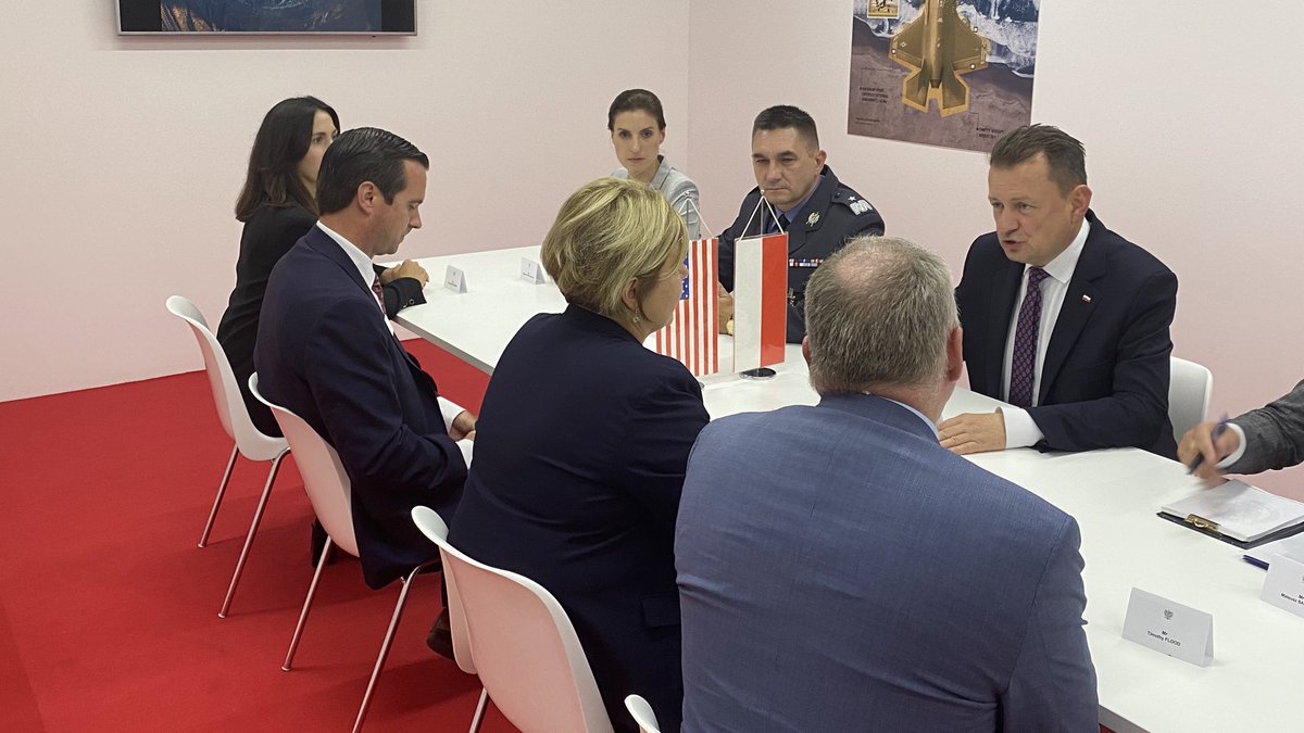 MON_GOV_PL's tweet photo. W trakcie targów #MSPO2023 minister @mblaszczak spotkał się także z Heidi Grant, prezes ds. rozwoju firmy Boeing. https://t.co/ITQtKLFGuR