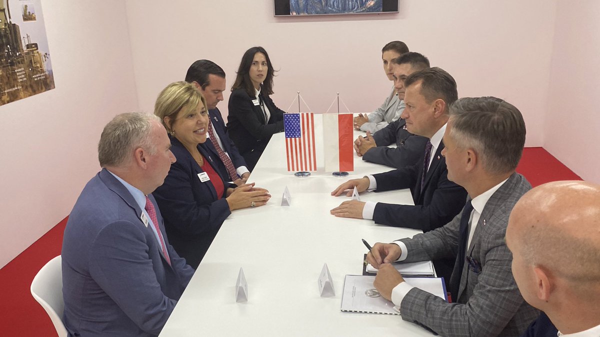 MON_GOV_PL's tweet photo. W trakcie targów #MSPO2023 minister @mblaszczak spotkał się także z Heidi Grant, prezes ds. rozwoju firmy Boeing. https://t.co/ITQtKLFGuR