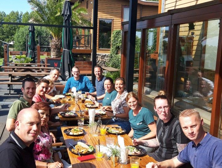 Iedere nieuwe #collega die bij KP Holland begint, schuift aan voor een lekkere #lunch en #kennismaking met onze MT-leden. We vinden persoonlijk contact belangrijk om optimaal samen te kunnen werken! 

Wil je ook aanschuiven? Bekijk hier onze #vacatures: kpholland.nl/nl/werken-bij