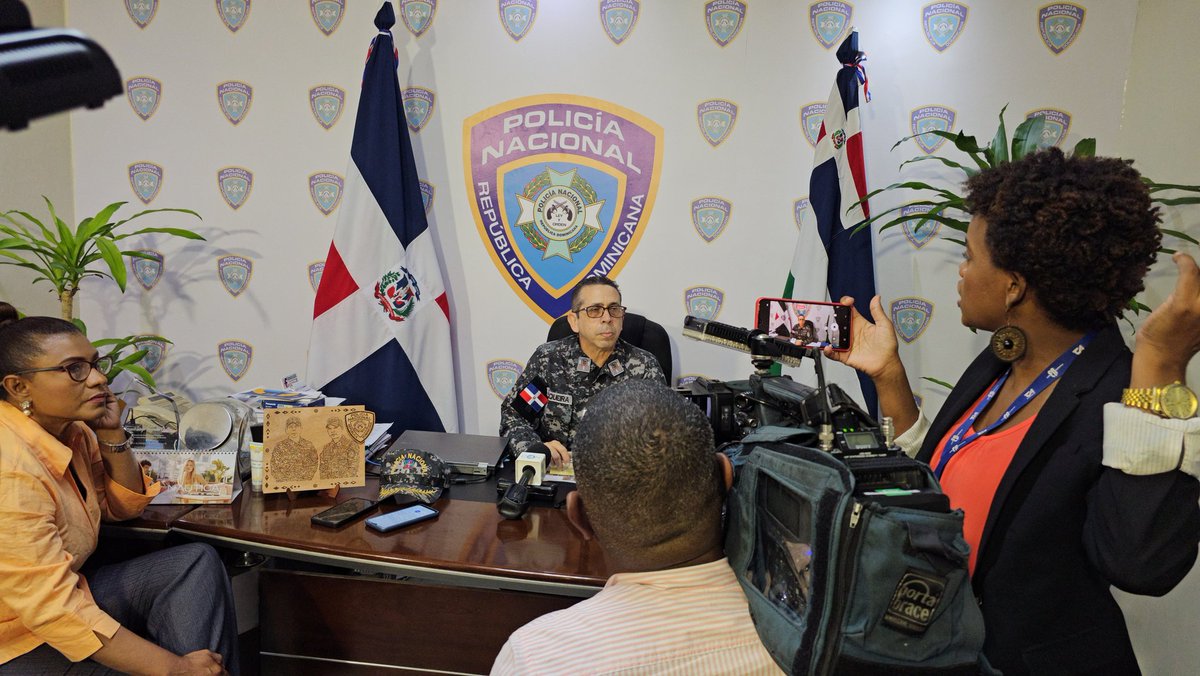 gabrielmercedez's tweet photo. Ahora el director de Comunicaciones Estratégica (Vocero) de la @PoliciaRD coronel @pesqueiradiego habla a medios de comunicación que cubren la fuente de la institución.
#PNteInforma @rd_policia https://t.co/vPo0seC4ro