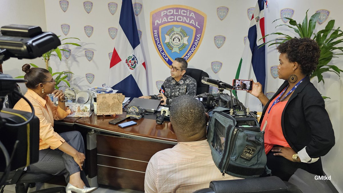 gabrielmercedez's tweet photo. Ahora el director de Comunicaciones Estratégica (Vocero) de la @PoliciaRD coronel @pesqueiradiego habla a medios de comunicación que cubren la fuente de la institución.
#PNteInforma @rd_policia https://t.co/vPo0seC4ro