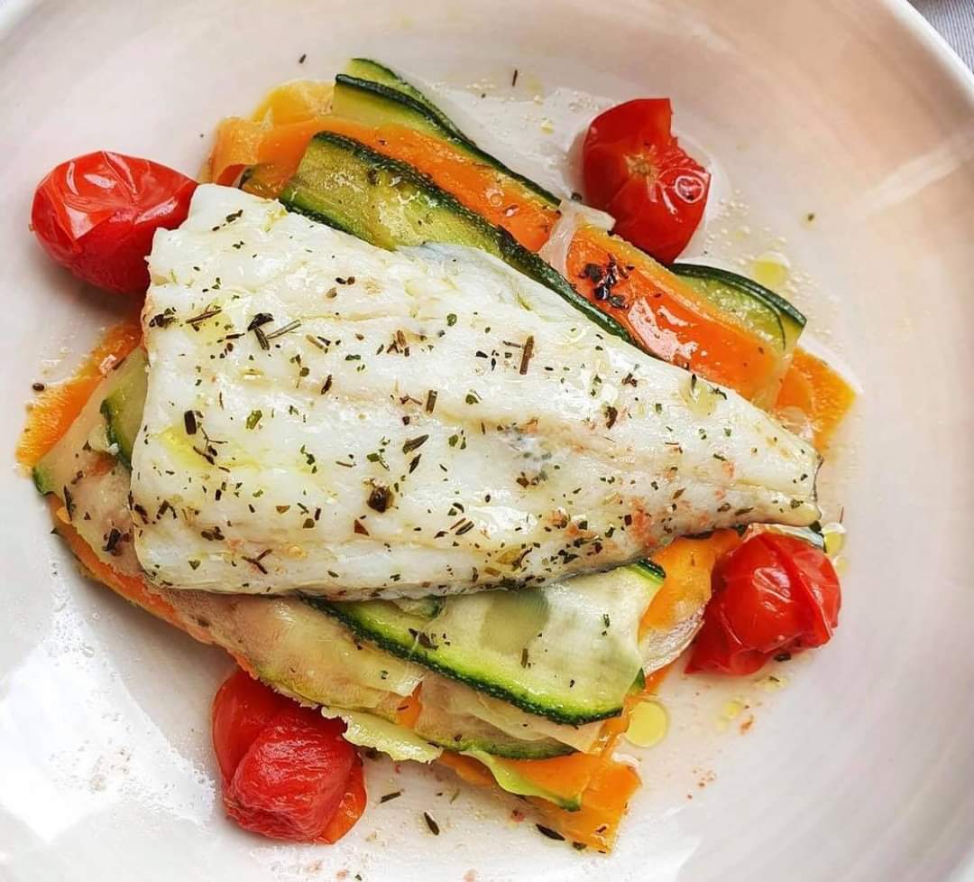 NutriologoGiron's tweet photo. IDEA DE ALMUERZO 

FILETE DE PESCADO
SOBRE CAMA DE VERDURAS AL VAPOR 

Puedes agregar arroz o quinoa u aguacate para completar https://t.co/MRbVUxzaik