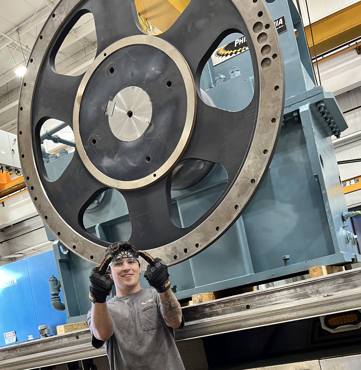 DelanaCaliGrl's tweet image. Cole built his first big ass gear ⚙️ 

He’s in school this week… he’ll become a 6th period Apprentice 

Got a raise … $37 hr
He’s made over $100k so far this year and it’s only September. Oh, and he’s only 23yrs old 😊 It’s hard work tho, make no mistake about it 

#Millwright…