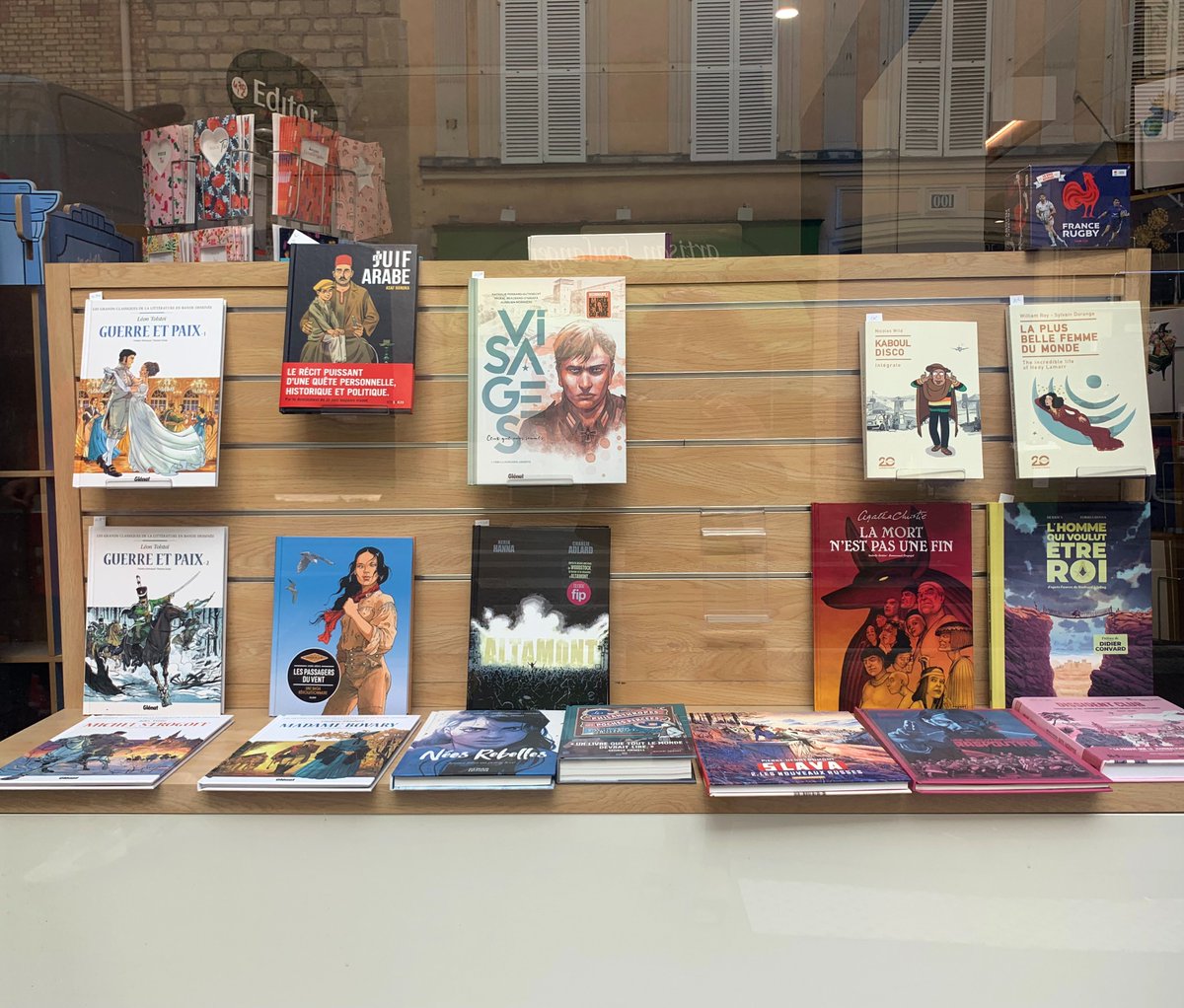 npggraphic's tweet photo. La rentrée, c’est retrouver son quotidien, ses habitudes, ses commerçants locaux... passer à sa librairie de quartier et y découvrir « Visages » ! Merci à la libraire l’Écailler pour son soutien. #bdvisages #tome3 Miceal BeausangO’Griafa @AurlienMorinir1 @GlenatBD @Lib_Lecailler https://t.co/KnyY3Qmj6m