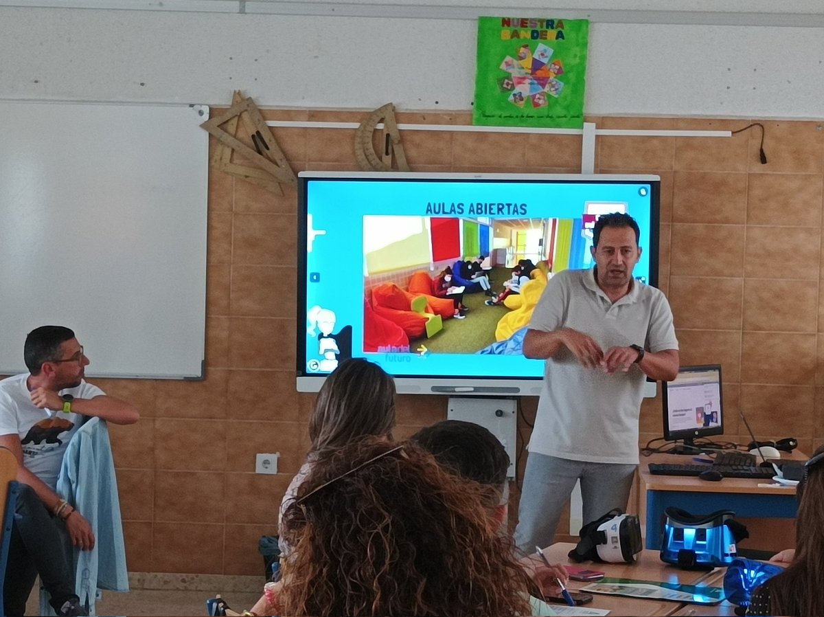 ceparacena's tweet photo. Talleres simultaneos en el #EncuentroDocentes de la #EscuelaRural: "Aula del futuro en la escuela rural", con @juandiortiz, nos introduce de forma práctica en este proyecto tan motivador. @AuladelFuturoEs @educaINTEF @EducaAnd @HuelvaSoe https://t.co/T8MCJMh3Nr