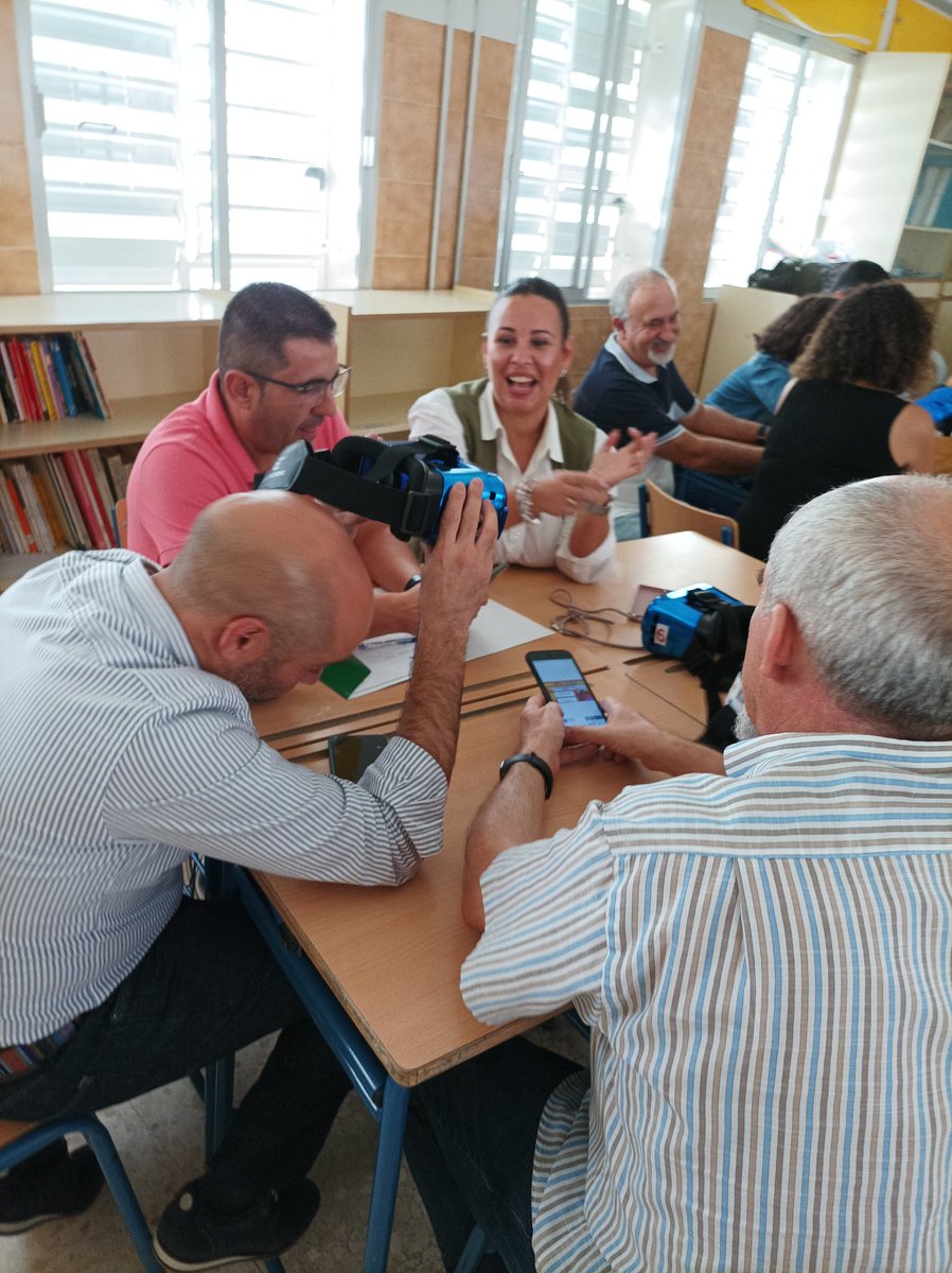 ceparacena's tweet photo. Talleres simultaneos en el #EncuentroDocentes de la #EscuelaRural: "Aula del futuro en la escuela rural", con @juandiortiz, nos introduce de forma práctica en este proyecto tan motivador. @AuladelFuturoEs @educaINTEF @EducaAnd @HuelvaSoe https://t.co/T8MCJMh3Nr