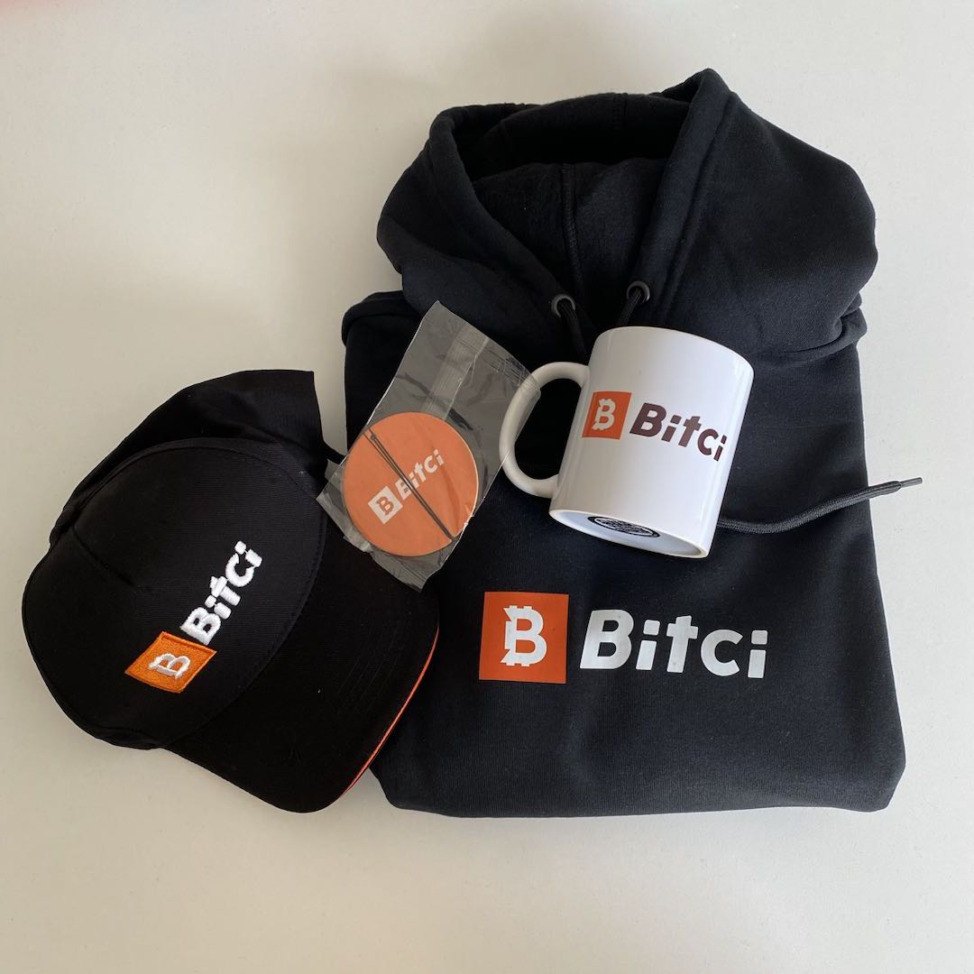 safebitcom's tweet image. Sonbaharın ilk günlerinde içinizi ısıtacak Bitci seti hediyemizle geldik. ☺️

Bu setten kazanmak için yapmanız gerekenler çok basit; 

🔁 Bu tweeti beğen ve retweetle. 
✏️ Bu linkteki formu doldur. 

➡️ bit.ly/3sGvUbS

👇 Yorumlara &quot;formu doldurdum&quot; yaz. 

3 adet Bitci…