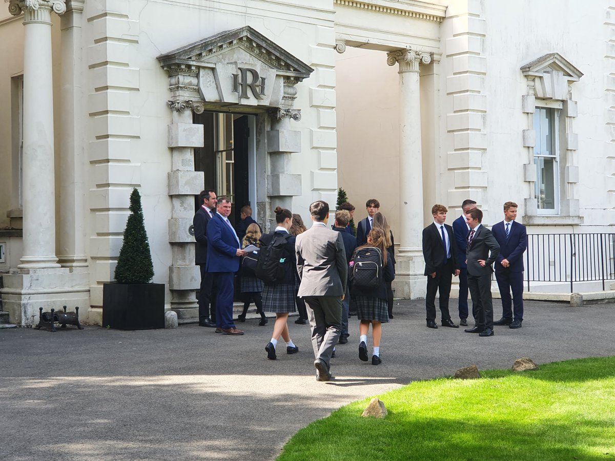 radnorsevenoaks's tweet image. Welcoming our new joiners to our Senior School and Sixth Form this afternoon for their orientation. It is lovely to see you all! #rh7 #discoverradnor #startofterm #seniorschool #sixthform #newadventure