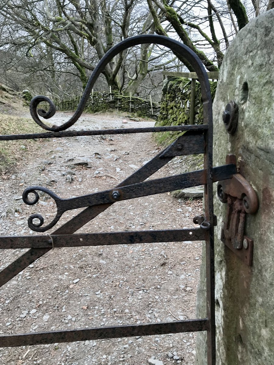 ridesnapwrite's tweet photo. @LakesStiles @tismenic70 @Soapy_Wit_Tank @LordOrk @CharlesBewley2 @ProjectWHYUK @LansdellMum @tutty352 @WindowsLake @Yeti98_ @RuthRendell1 @ceadela I think these are the same ones from t’other direction - pic taken Feb 2018 - looking back to Loughrigg Terrace? #gate #snecklifter #loughrigg #highclose https://t.co/iHwguA6Q8u
