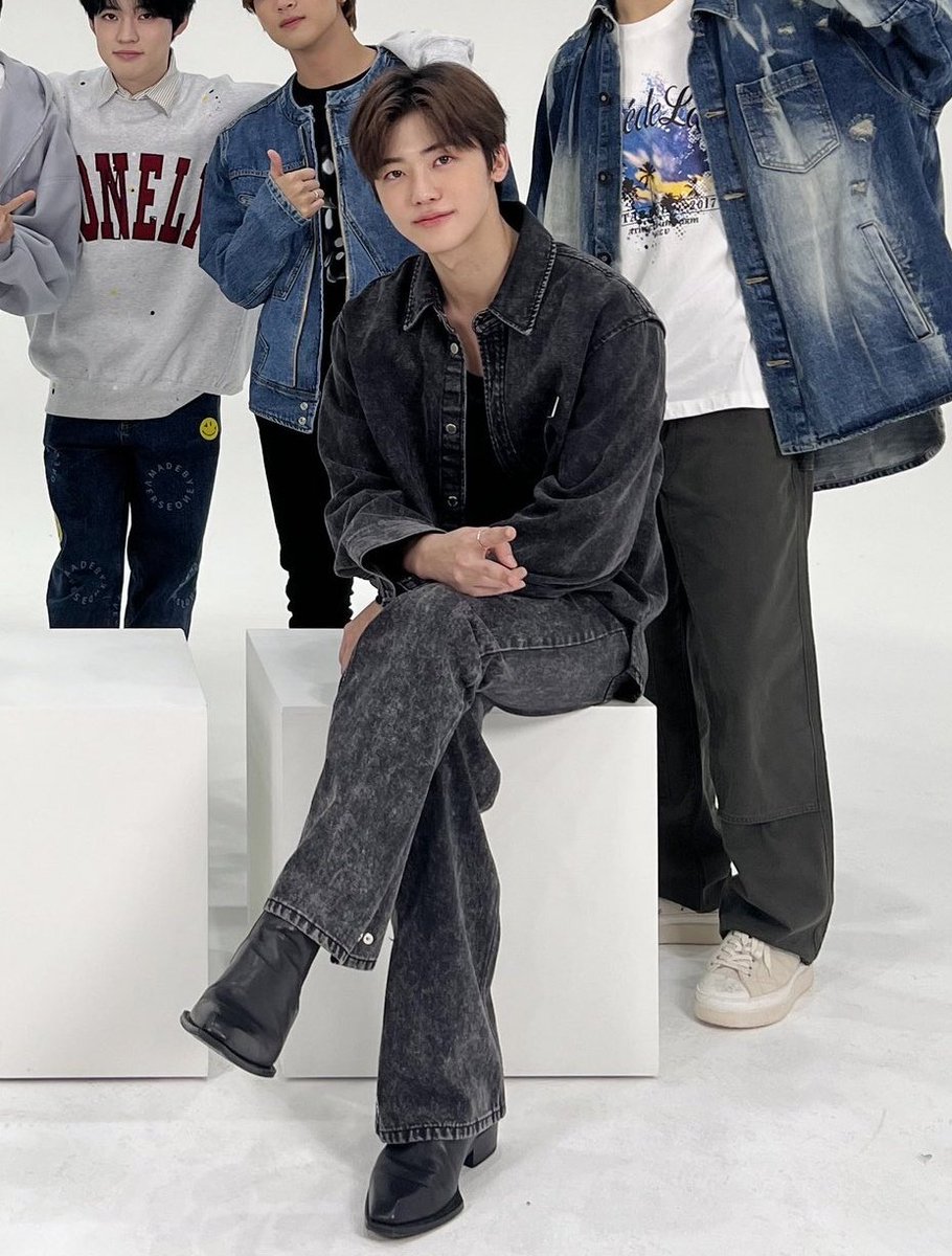 หล่อมากกกก ㅠㅠㅠㅠ อห เดี๋ยวนี้เขาชอบใส่รองเท้าคู่นี้กับกางเกงยีนส์อะ แล้วลุคนี้แบบออลแบล็คยีนส์ ถูกต้องทุกอย่าง หล่อแบบปะปี๊หล่อคุณพ่อขา ㅠㅠㅠㅠㅠ