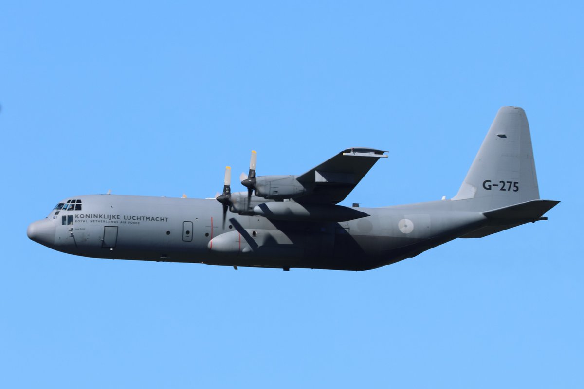 Basdelaat77's tweet photo. 1/2 Impressive low-level flyby #FALCONLEAP2023

🇳🇱RNLAF C-130H Hercules G-275
🇷🇴Romanian Air Force Alenia C-27J Spartan
🇮🇹Italian Air Force C130J Hercules MM62179 
🇳🇱RNLAF C-130H Hercules G-988

#NLspot #watvliegter
@scan_sky
#aviation #avgeek #aviationphotography https://t.co/UcOrXXuqtg