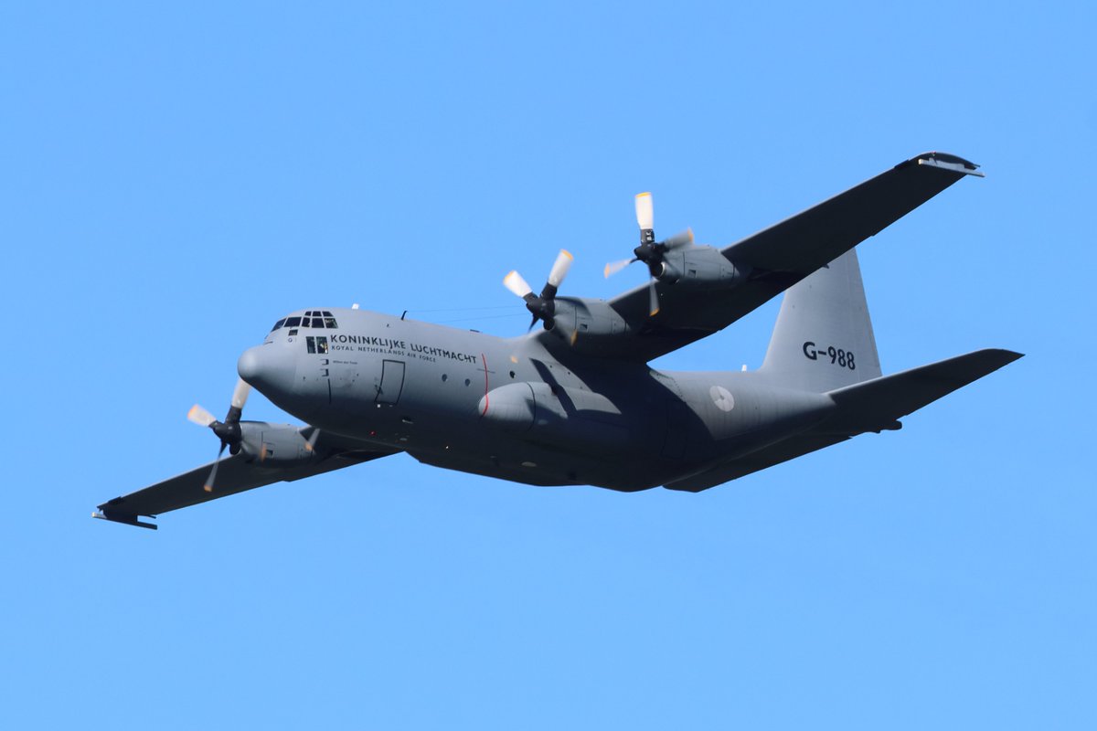 Basdelaat77's tweet photo. 1/2 Impressive low-level flyby #FALCONLEAP2023

🇳🇱RNLAF C-130H Hercules G-275
🇷🇴Romanian Air Force Alenia C-27J Spartan
🇮🇹Italian Air Force C130J Hercules MM62179 
🇳🇱RNLAF C-130H Hercules G-988

#NLspot #watvliegter
@scan_sky
#aviation #avgeek #aviationphotography https://t.co/UcOrXXuqtg