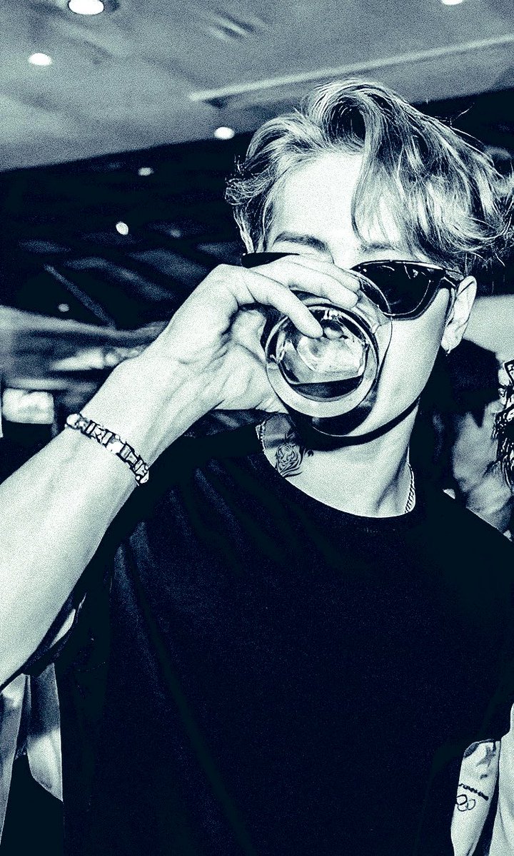 𝐂orrente  
  de a𝗉𝗋𝖾𝗌𝖾𝗇𝗍𝖺ção. 

𝐍ome : Viktor Cartier Kozlov.
𝐈dade : Trinta e cinco. 
𝐔ma música ᎓ Without Me. 
𝐒exualidade: Bissexual. 
𝐒tatus : Solteiro.
𝐂or favorita ᎓ Preto e roxo.
𝐀ltura : 1,84.
𝐍acionalidade: 🇷🇺🇰🇷.