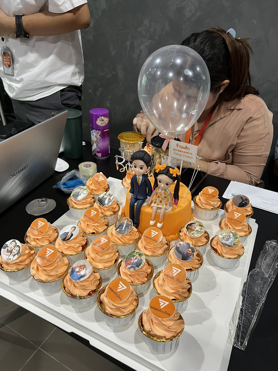 yanathicha_mfp's tweet image. อ่ะ…เห็นเค้าบอกว่า ก้าวไกลร้าว แบ่งเค้กไม่ลงตัว เล็กไปแย่งมากินได้ 1 อันนะ 
สส.เล็ก ชนะเลิศ 😆😆😆