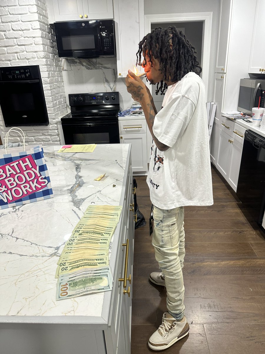 backendyungin_'s tweet photo. Ain’t no Funyun when you ain’t making no munyun 🫰🏽🫰🏽 https://t.co/DbmWrzDfIy