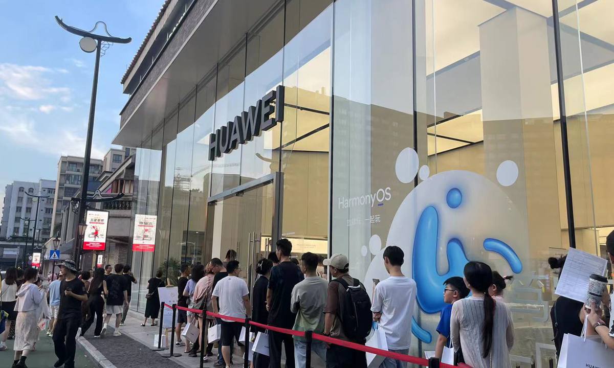 SomosTechBros's tweet photo. 🔥 El HUAWEI MATE 60 PRO SE AGOTÓ EN UNA HORA 🔥

Se reportaron enormes colas para comprar el #HuaweiMate60Pro en China, así como reservas récord en tiendas en línea. 

Huawei ha estimado que en las primeras semanas venderán alrededor de 17 millones de unidades. https://t.co/QBidomsyf1