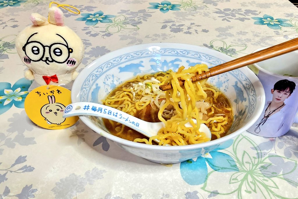 komunsegi's tweet photo. ズルズル~ズルズル🍜🍥))
太麺サイコー!!
ウォンホ考えながら
もぐもぐ…(´ρ`)))💕
#毎月5日はラーメンの日
#ラーメンと待つ240904
#원호_라면데이
#WonhosRamenDay
#WONHO #WEENE
@official__wonho https://t.co/unhDvy87F7