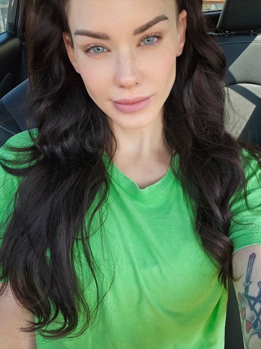 I don't wear green often, maybe I should? 💚 https://t.co/KQxgnCBi0C https://t.co/JqIPyGmCtN