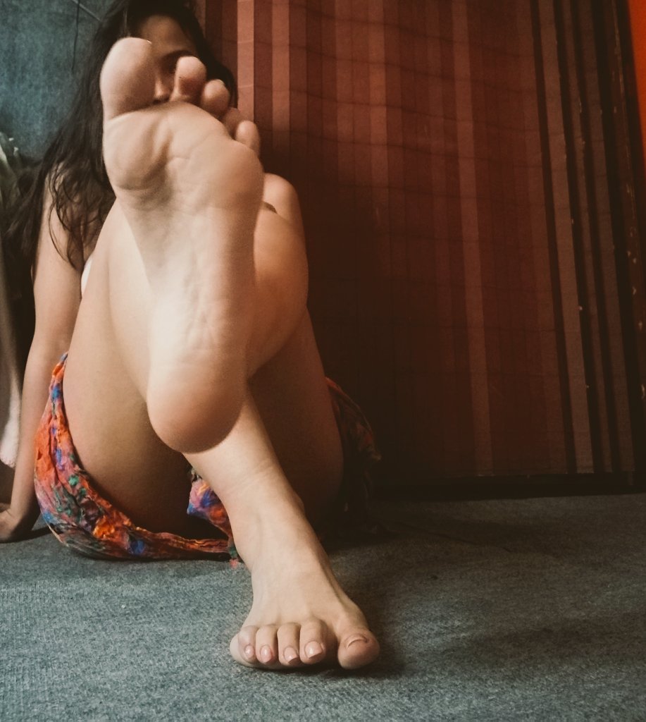 Ladyvenus981's tweet photo. Being happy in life is a decision. So I choose to be happy happy happy

#feet #feetpic #feetworshi̇p https://t.co/J5mvCAEK8g
