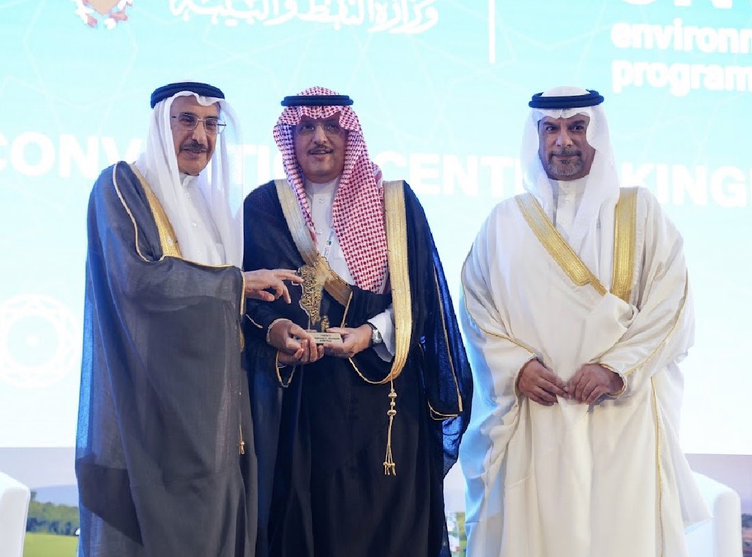 ACWAPower's tweet image. H.E Shaikh Khalid bin Abdulla Al Khalifa, Deputy Prime Minister of the Kingdom of Bahrain presented ACWA Power Founder and Chairman, Mr Mohammad Abunayyan with a token of recognition for our participation and partnership at #GWECCC 2023. 1/2