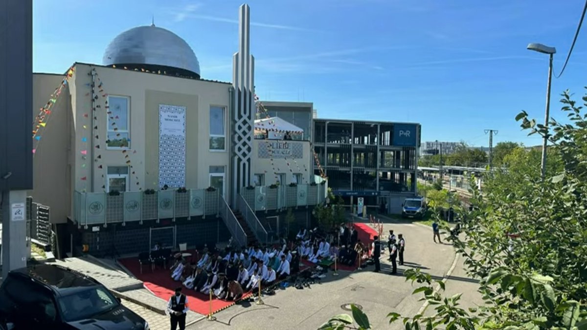 SultanAChoudhr1's tweet photo. Another Majestic Mosque in Germany inaugurated by the Caliph 🇩🇪
New Mosques Hat trick in a week 🕌
Ahmadiyyat is on a roll...
ہر ایک قوم اس چشمے سے پانی پیے گی https://t.co/TEsblERYNj