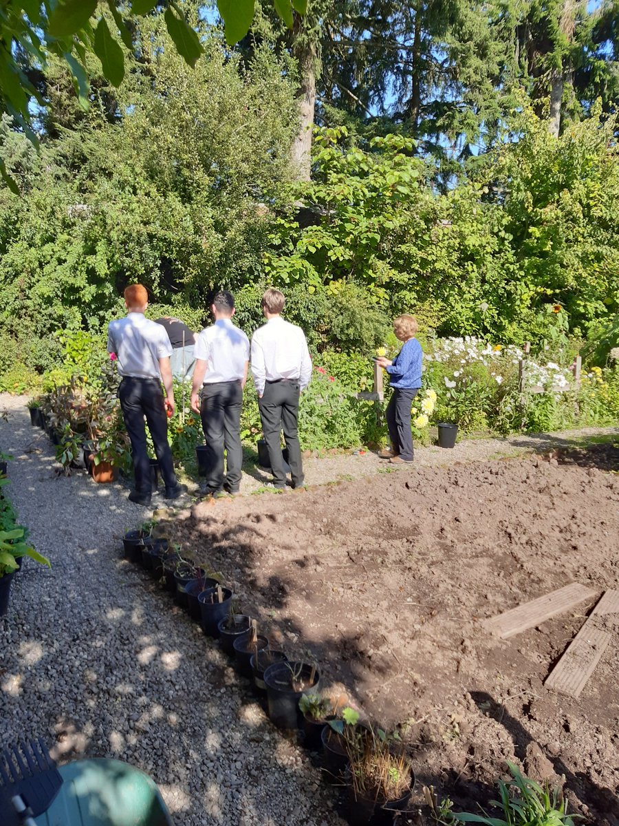 Students from <a href="/McLarenHSPE/">McLarenHSPE 🏳️‍🌈</a> have been out exploring Green Routes, Gargunnock today,  finding out what is about and the  benefits for their youth philanthropy initiative, Good luck! <a href="/ypi_scotland/">YPI Scotland</a> <a href="/stir_spyp/">Stirling Senior Phase & Youth Participation</a>