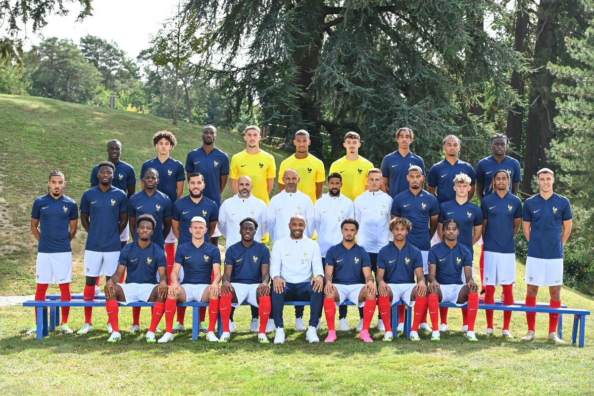 equipedefrance's tweet photo. 𝙉𝙤𝙪𝙫𝙚𝙡𝙡𝙚 𝙚́𝙦𝙪𝙞𝙥𝙚, 𝙣𝙤𝙪𝙫𝙚𝙖𝙪 𝙙𝙚́𝙥𝙖𝙧𝙩 👊

📸 Photo officielle de l’Équipe de France Espoirs, saison 23/24 🇫🇷 https://t.co/zpcT0wNZwG