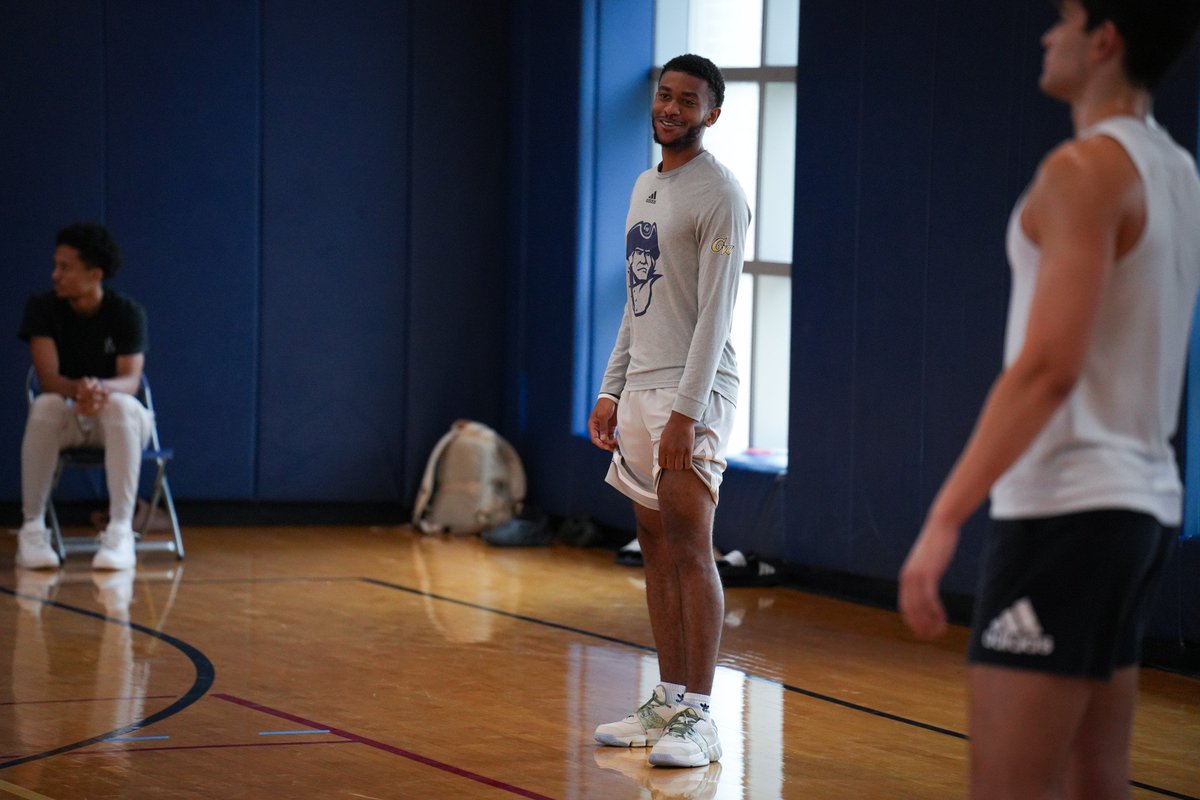 GW_MBB's tweet photo. Happy Birthday @_aaron2_! #RaiseHigh https://t.co/xeJ645x89p