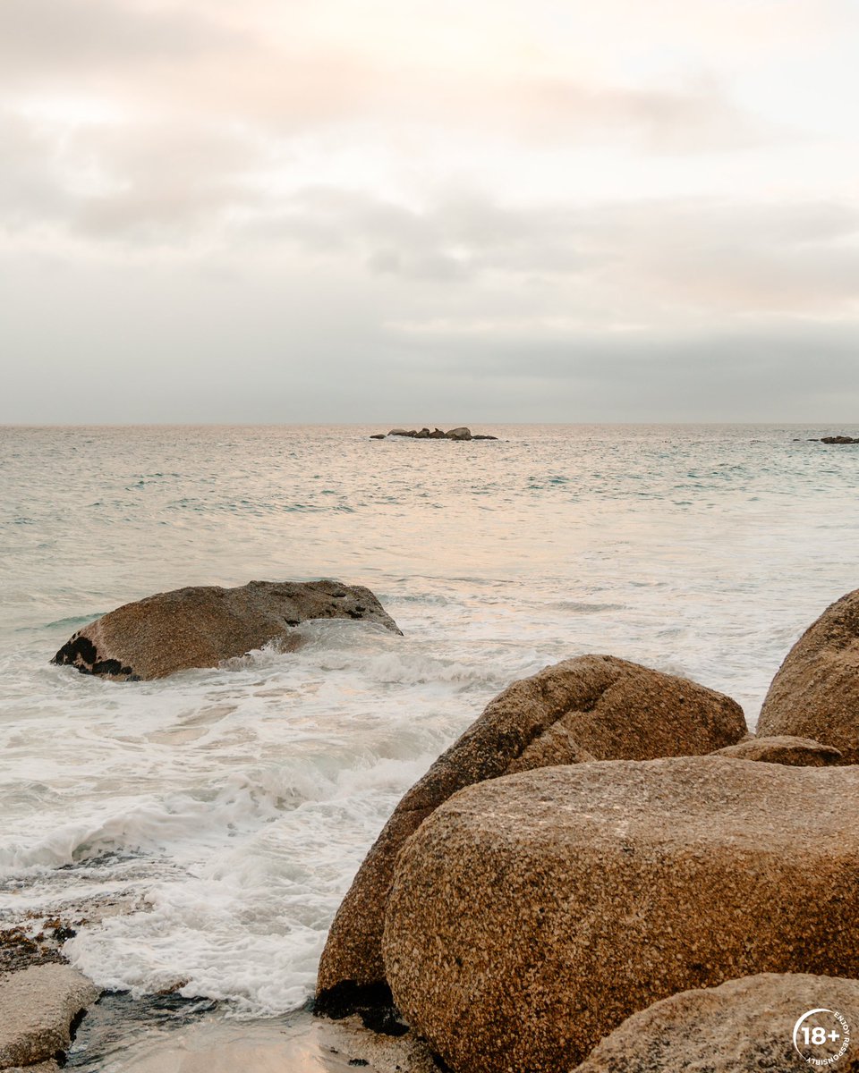 melissablanche_'s tweet photo. Dreamy sunset hour at Clifton 1st 🌊💛 #FollowTheSunsetZA #CoronaSunsets #ad @CoronaAfrica https://t.co/0SYsFAhO8g