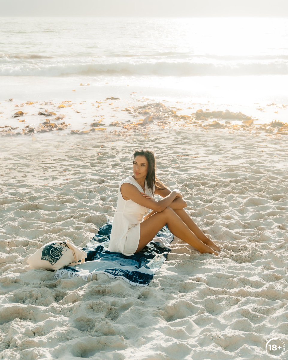 melissablanche_'s tweet photo. Dreamy sunset hour at Clifton 1st 🌊💛 #FollowTheSunsetZA #CoronaSunsets #ad @CoronaAfrica https://t.co/0SYsFAhO8g