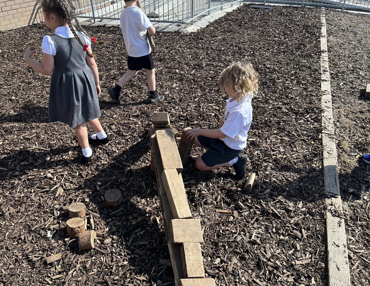 P1 had lots of fun at expedition today team building. We were building dens with loose parts in groups and we also used chalk to draw a team we are part of. @DycePrimary @DycePrimary1