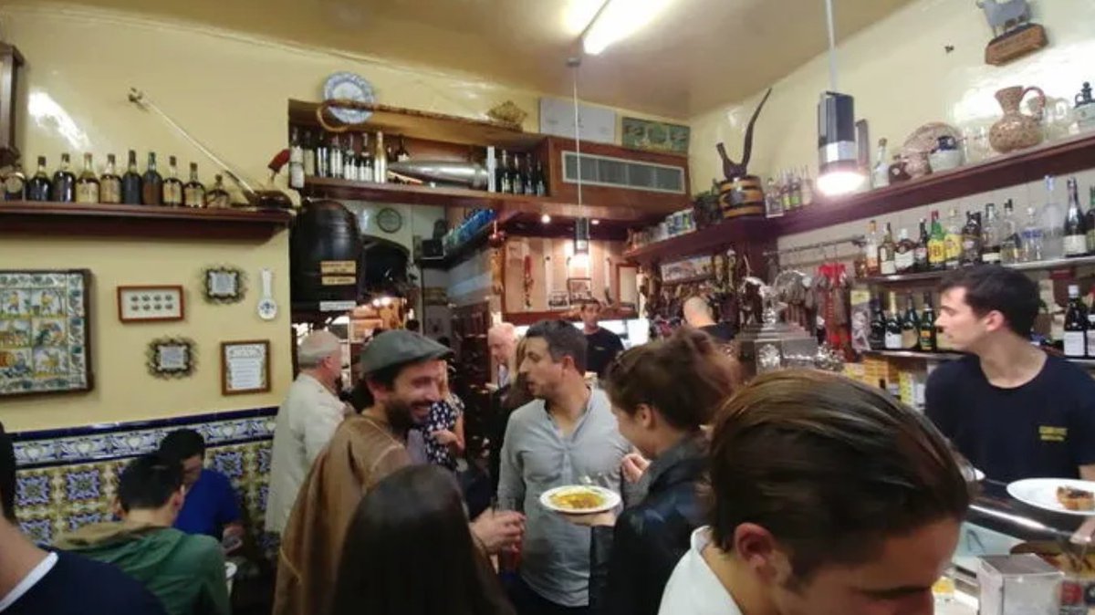 bizflats's tweet image. Let's explore Barcelona's most traditional bars! 🍻Discover here the 8 most traditional bars in Barcelona. cutt.ly/DwlIpwKN 
#Barcelonacity #Barcelonabars