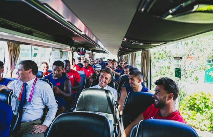 Fattelay5's tweet photo. Clichés Soazig de la Moissonnière.
#AvecLePrésident
💙🤍❤
#AvecLesBleus 🇫🇷 💙 https://t.co/V8HR93HbIl