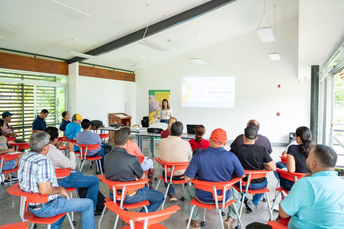 📍Estuvimos en Guápiles, Limón (caribe costarricense) con los y las ganaderas de la zona, explicándoles sobre los siguientes pasos en sus fincas, con miras a prepararse para #exportar su carne de res a la #UniónEuropea.🐄🇪🇺