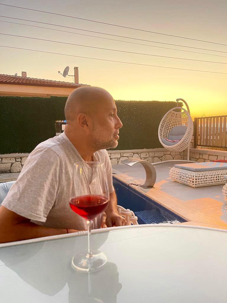 Biraz eski ve fakat her devirde çok öğretici bir hikaye…
Twitter’da çıktı karşıma…
Sizlerle de paylaşmak istedim…
Meksikalı bir köylü, göl kenarında balık tutarken yanına gelen bir Amerikalı iş adamı sormuş…
-  Sen ne yapıyorsun burada?
-  Balık tutuyorum, demiş balıkçı
-