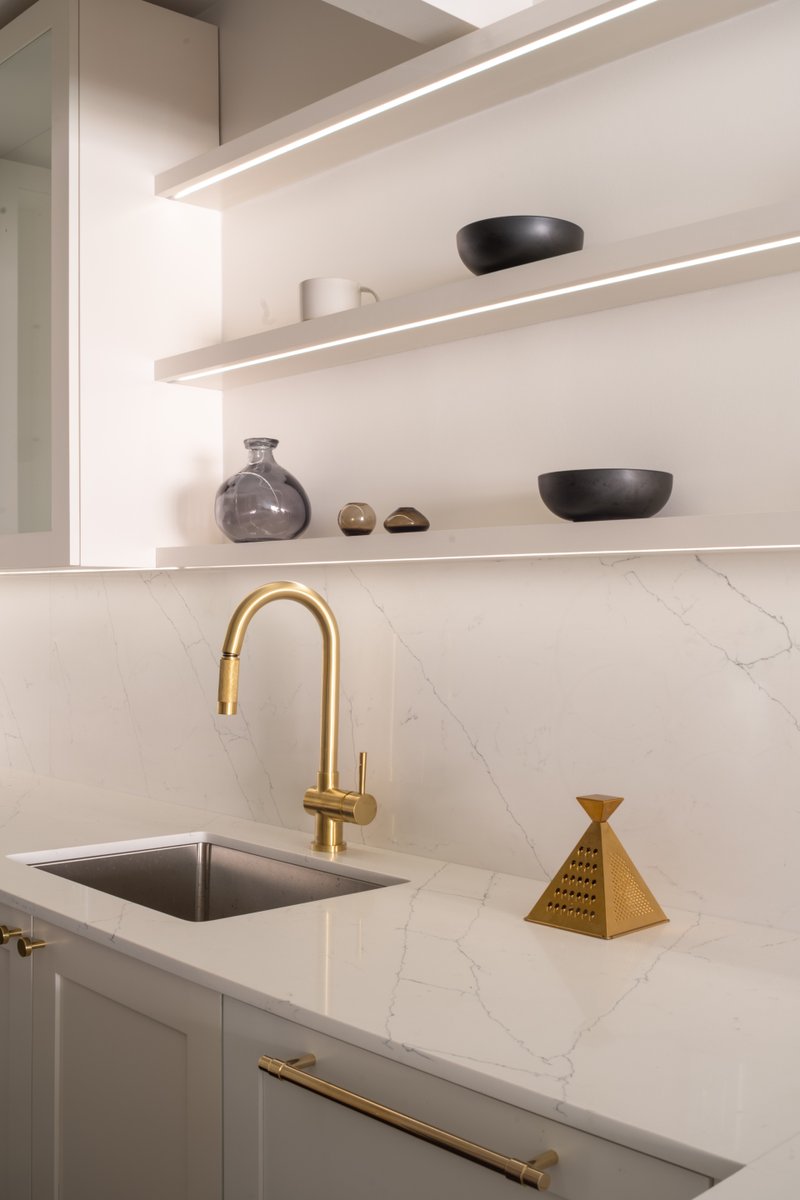 We chose whites, brass and a few minimal details for this kitchen in Murray Hills NYC. 
Are you thinking about you next project? Contact us today. Link in bio. 
 ⁣
.⁣
.⁣
.⁣
.⁣
.⁣
#decor #dreamkitchen #homedesign #interior #interiordecorating #kitchencabinets #...