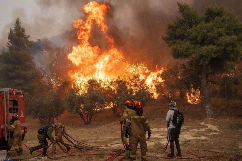 JulenBollain's tweet photo. Ayer Grecia contenía el incendió más grande registrado nunca en la UE: 17 días, 19 muertos y más de 90.000 hectáreas calcinadas.

Hoy, lluvias torrenciales con acumulados que podrían superar los 800 litros/m2.

Pero tu cuñado dice que el cambio climático es un invento. https://t.co/8GQPc49eek