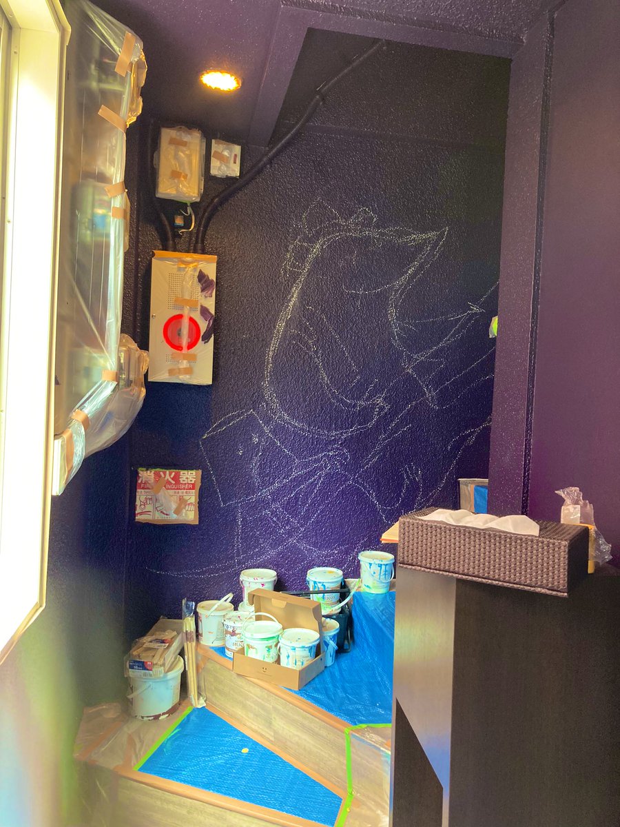 chiakikohara's tweet photo. 9/5日【2日目🎨】　
実は以前手がけた
民泊の内装を描いております！
今日はチョークで、下絵を描いていったよ🐘🐼中の下地の色は
D I Cのフランスの伝統色、
ミュールという色です。暗い紫🍇
明日に備えてねるぞーー🌙✨😴
#スヤスヤグーグ
#suyasuyazzz https://t.co/9oWQg4oaEI