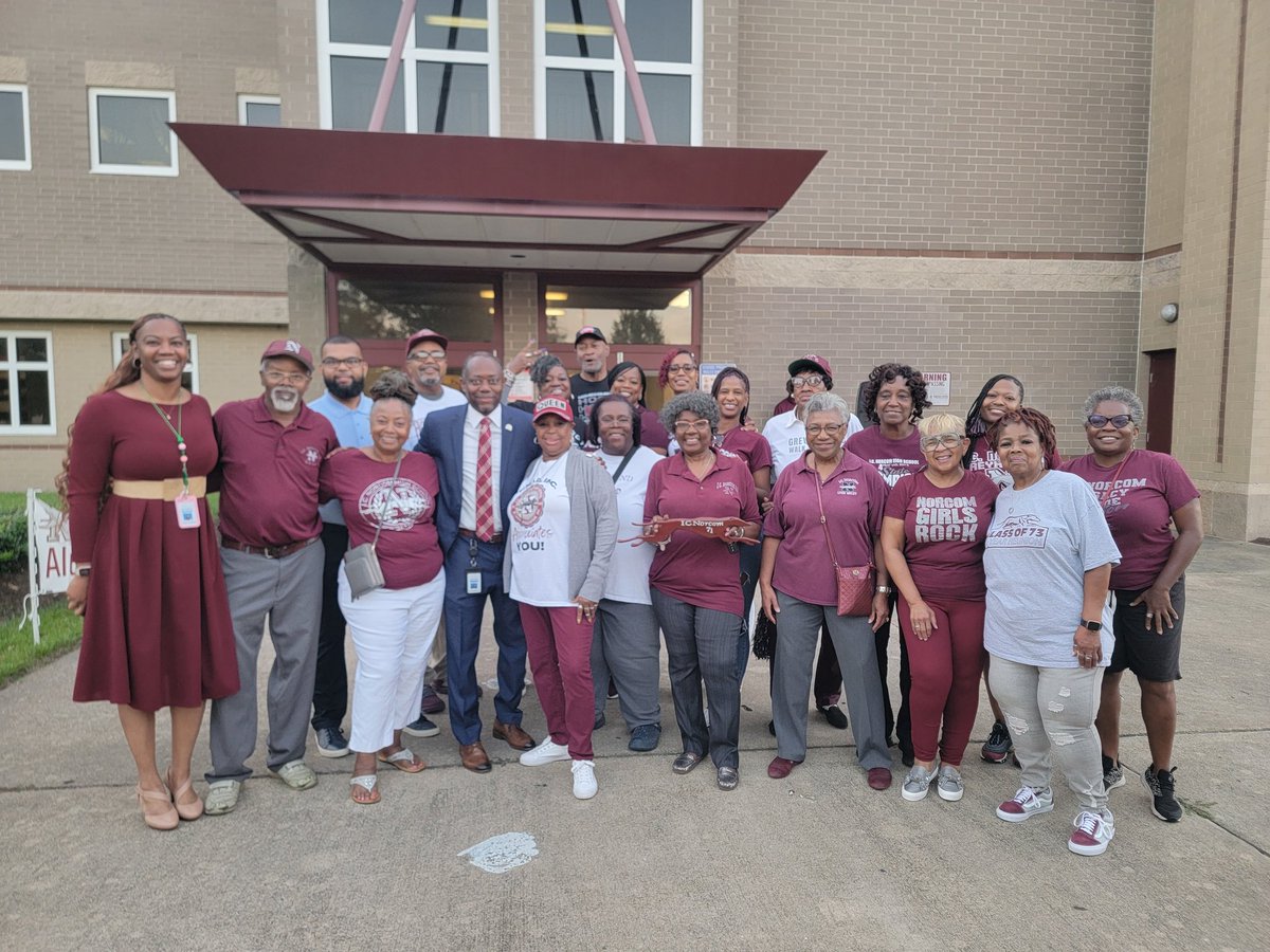 ebracyPPS's tweet photo. It is a beautiful First Day of School in Portsmouth! Thanks to all our staff and volunteers who made our first day the perfect start to the school year! #PPSShines #FirstDayOfSchool #PPSBridgeBuilders @PortsVASchools @ICNorcomHigh @LakeviewDolphin @HodgesManor @ChMSTruckers https://t.co/nNWNsO6NxM