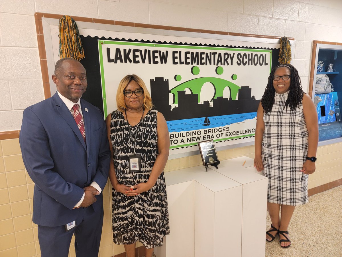 ebracyPPS's tweet photo. It is a beautiful First Day of School in Portsmouth! Thanks to all our staff and volunteers who made our first day the perfect start to the school year! #PPSShines #FirstDayOfSchool #PPSBridgeBuilders @PortsVASchools @ICNorcomHigh @LakeviewDolphin @HodgesManor @ChMSTruckers https://t.co/nNWNsO6NxM
