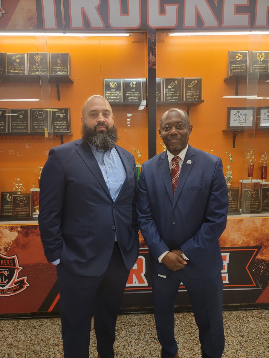 ebracyPPS's tweet photo. It is a beautiful First Day of School in Portsmouth! Thanks to all our staff and volunteers who made our first day the perfect start to the school year! #PPSShines #FirstDayOfSchool #PPSBridgeBuilders @PortsVASchools @ICNorcomHigh @LakeviewDolphin @HodgesManor @ChMSTruckers https://t.co/nNWNsO6NxM