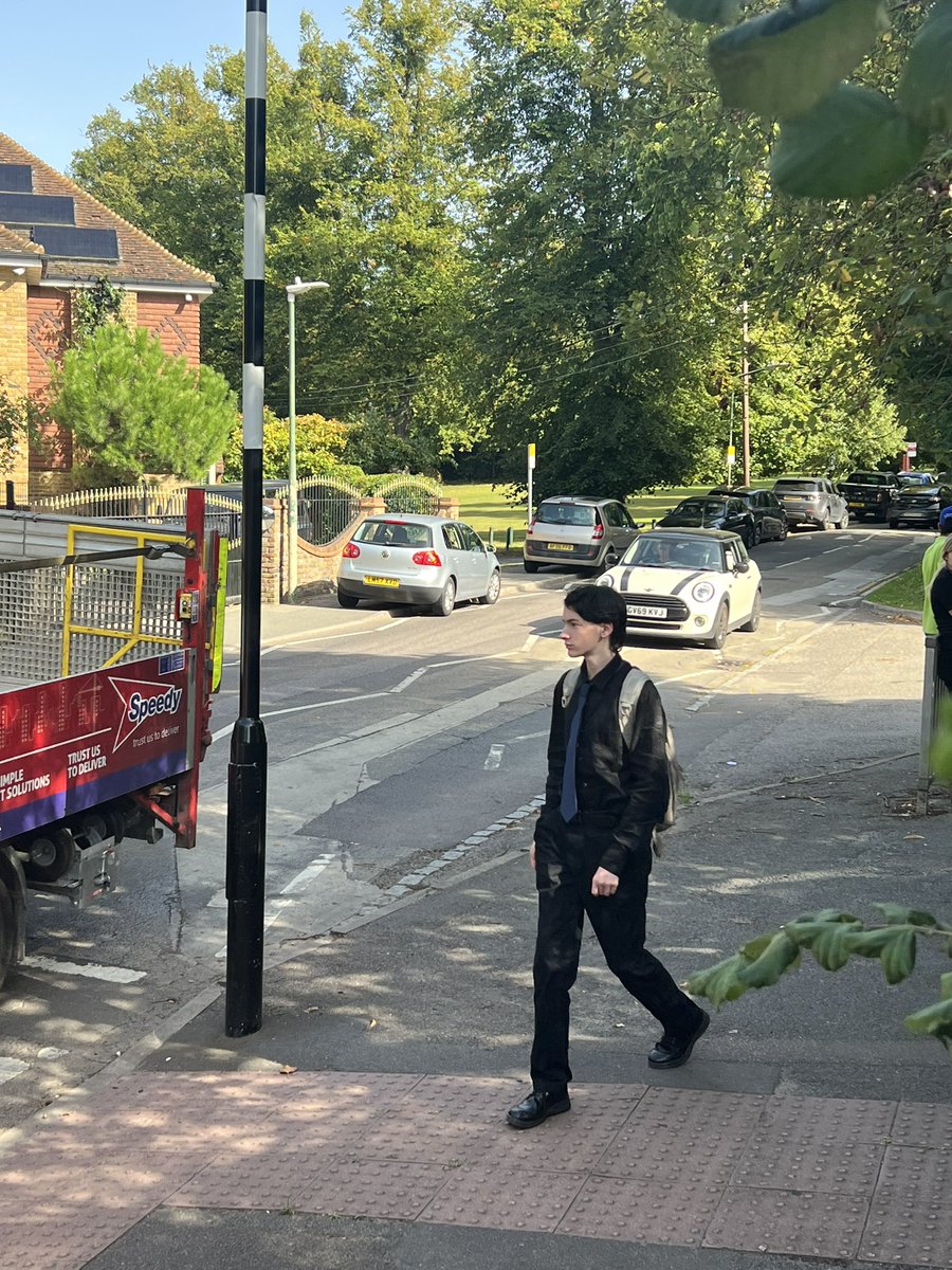 72cheese's tweet photo. @KentPoliceDart  common lane Wilmington Dartford 3.15pm zig zags and blocking the path . This needs to be stopped https://t.co/DBNV25D9BF
