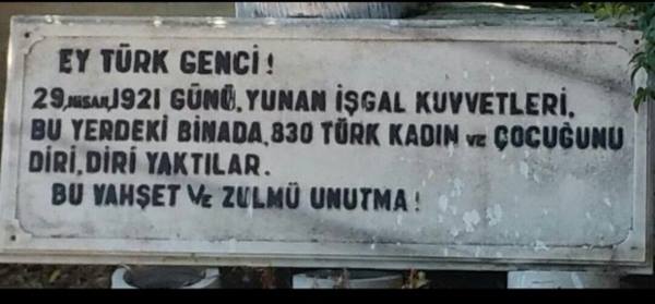 K_TURK_19051919's tweet photo. Soldaki ; "Önce milletim, sonra dinim" diyen milli mücadeleye katılan Kurtuluş Savaşı Kahramanı Papa Eftim.  Atatürk tarafından "Bize bir ordu kadar yardım etti" denilerek övülmüştür. 

Sağdaki ; Yunanla ve İngilizle işbirliği yaparak 
Kuvâ-yi Milliye, Mustafa Kemal haindir, Yunan'a direnmeyin, Kuvâ-yi Milliye ile beraber olmayın, Yunanı kızdırmayın, teslim olun Yunan sizin canınıza ,malınıza ve namusunuza dokunmaz..... özetle direnmeyin Yunan kazansın, galip gelsin diye bildiriler dağıtan Teali İslam Cemiyeti Başkanı İskilipli Atıf'dır. Vatana ihanetten asılarak idam edilmiştir.

Yunan hiçbir zaman sözünü tutmamış ve binlerce Türk'ü katletmiştir.