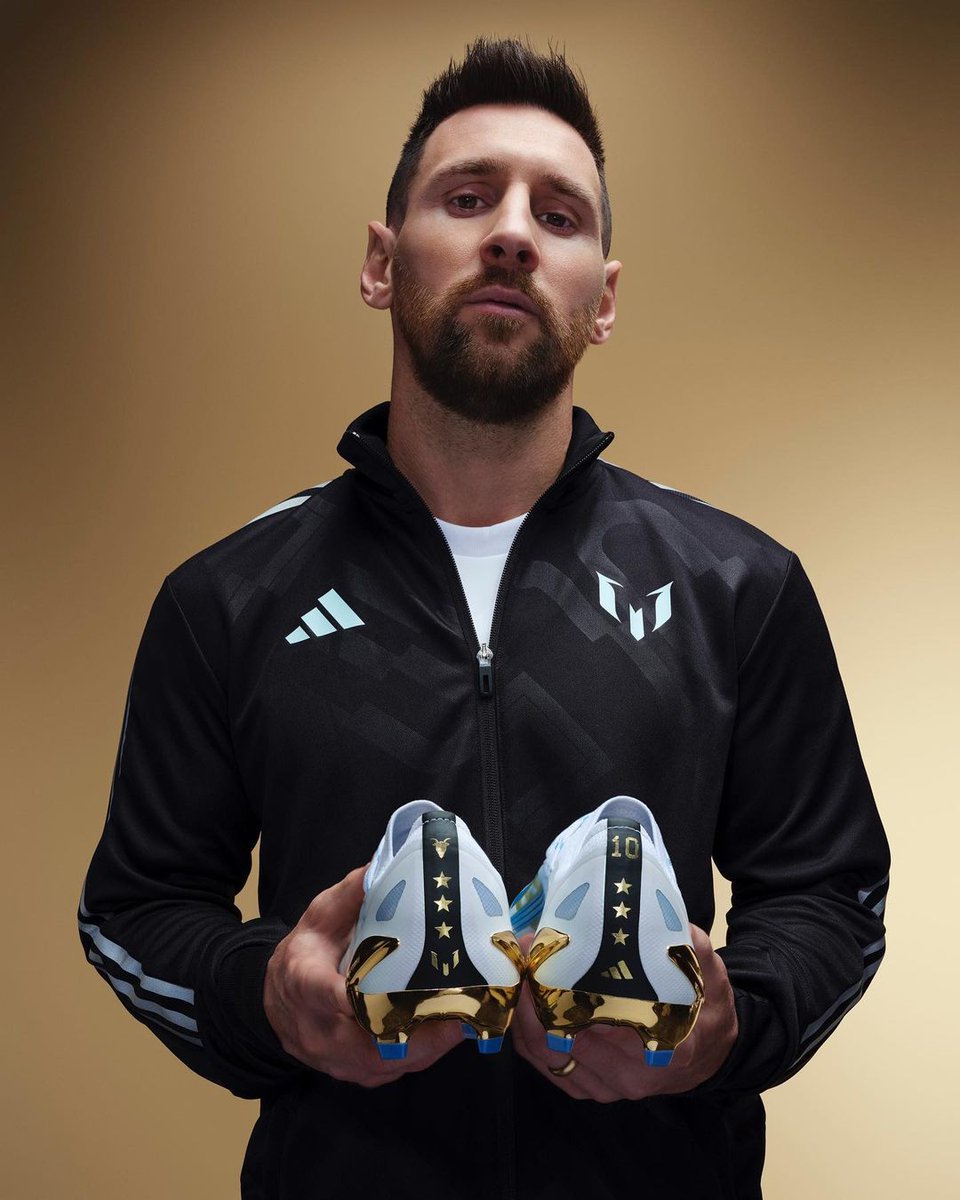 idextratime's tweet photo. Adidas merilis sepatu teranyar edisi terbatas untuk Lionel Messi. 🐐

Diberi nama Las Estrellas yang terinspirasi dari gelar juara Piala Dunia 2022. 🇦🇷

Dengan 3 bintang emas + logo GOAT di tumit, sepatu ini dibanderol dengan harga Rp18,3 juta saja. ⭐⭐⭐

#Blibli @bliblidotcom https://t.co/0LX5nLgxLA