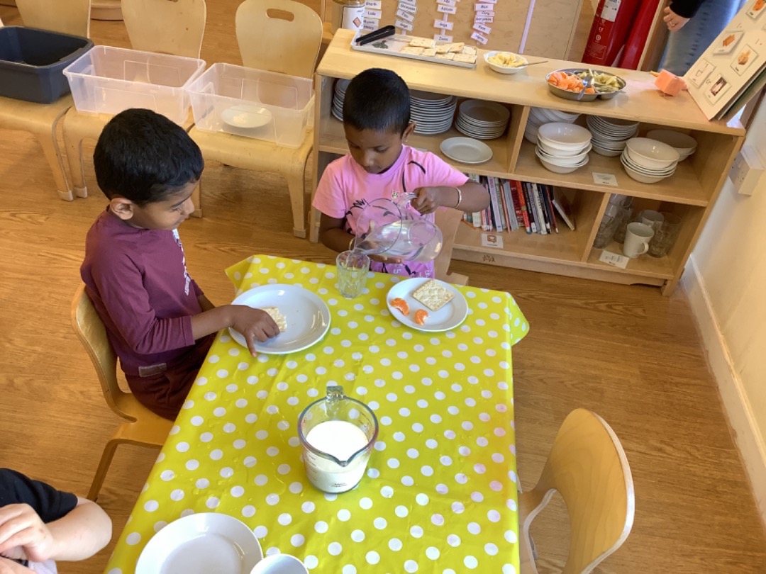 StCNurseryClass's tweet photo. Here in St.Cuthbert's we've been learning our routines. The children are getting used to their snack routines, and always have a variety of fruit and vegetables to choose from. #Healthy_Henry #Article_31 #Confident_Individuals https://t.co/2DStkUkZ3C