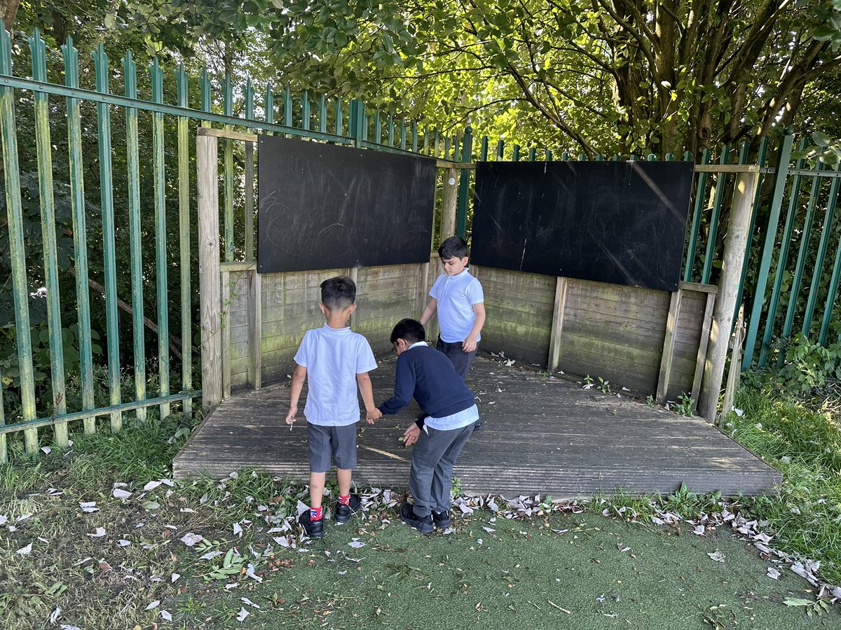 StPaulsBolton's tweet image. Year 2 have been investigating different materials and their properties. #Year2Science #stpaulsscienceab